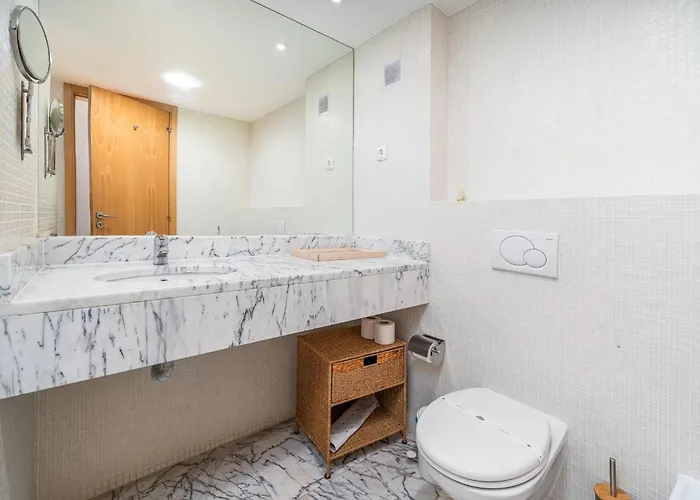 Bright Marina With Peaceful Views #1991 Lagos